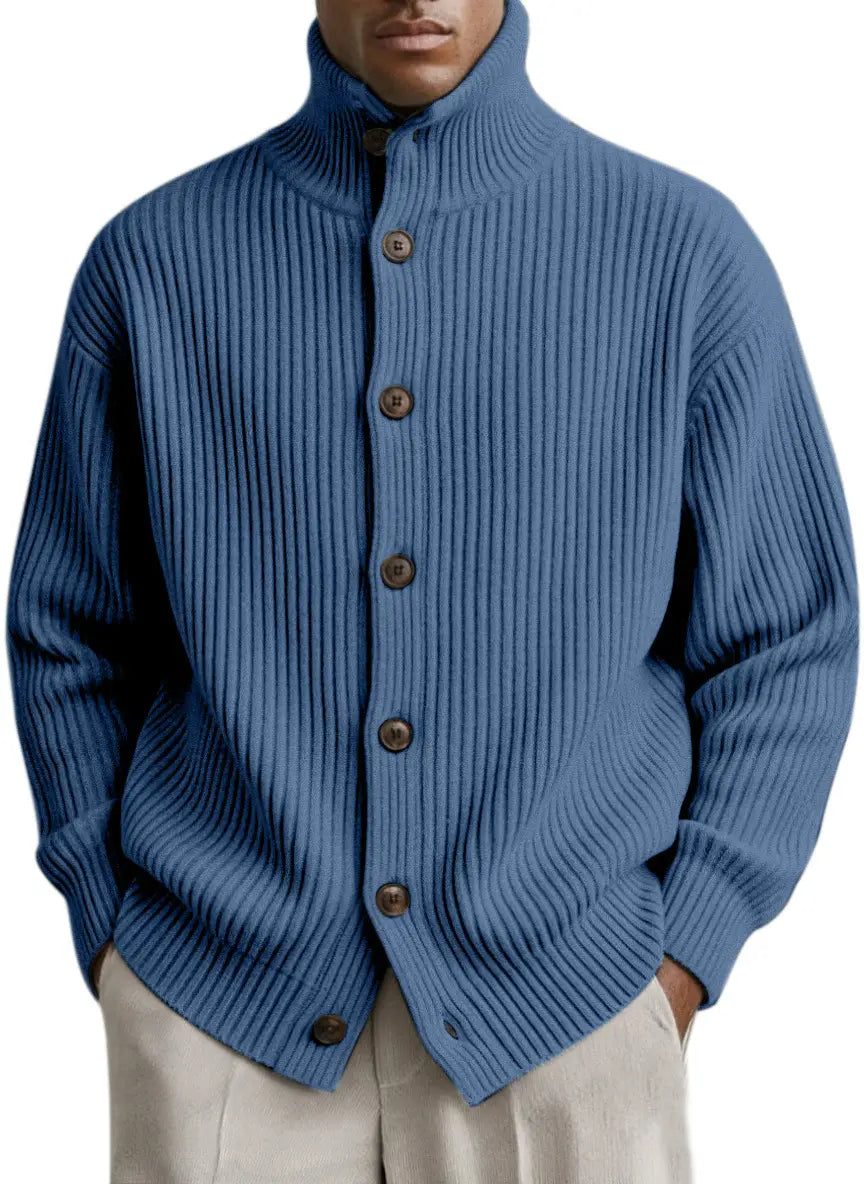Herren-Turtleneck-Rippstrick-Cardiganmantel in Blau mit Holzknöpfen aus Rippstrickmaterial.