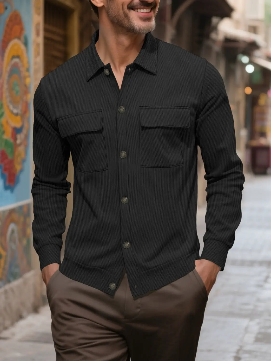 Herren-Cordhemd-Pinstripe-Brusttaschenmantel aus schwarzem Material mit langen Ärmeln im Knopfverschluss-Stil, dezenter vertikaler Rippung und zwei Brusttaschen.
