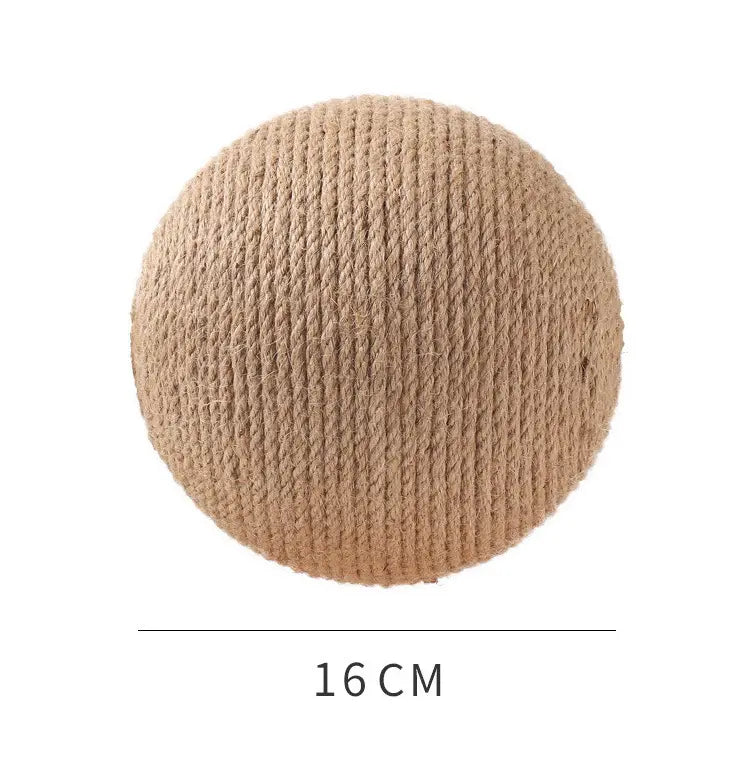 Pelota de rascado para gato de sisal con soporte triangular de madera, que incluye una esfera redonda de 16 cm de diámetro hecha de cuerda natural beige enrollada con firmeza, con una superficie tejida y con textura.
