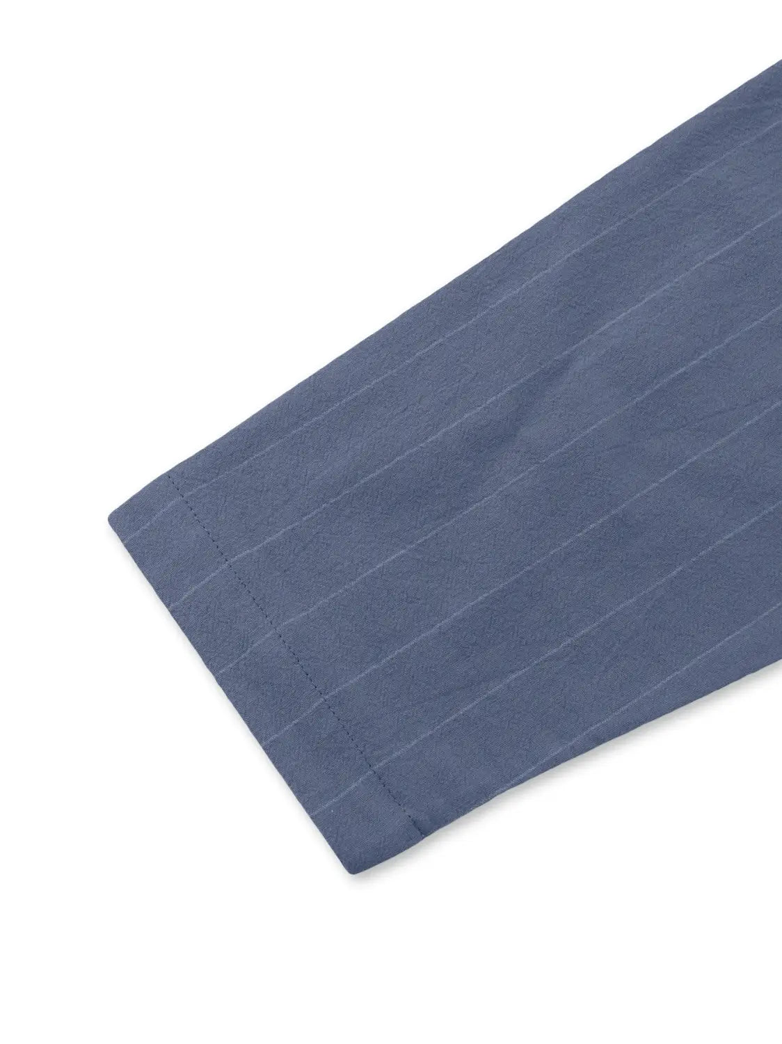 Blaues Nadelstreifen-Leinenhemd-Ärmel für Herren im Slim Fit mit feinen weißen vertikalen Streifen und ordentlich genähtem Saum