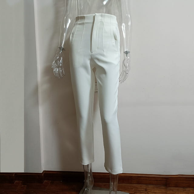 Pantalon taille haute à plis plats et jambes droites blanc, avec une coupe soignée et des plis avant discrets pour un rendu soigné