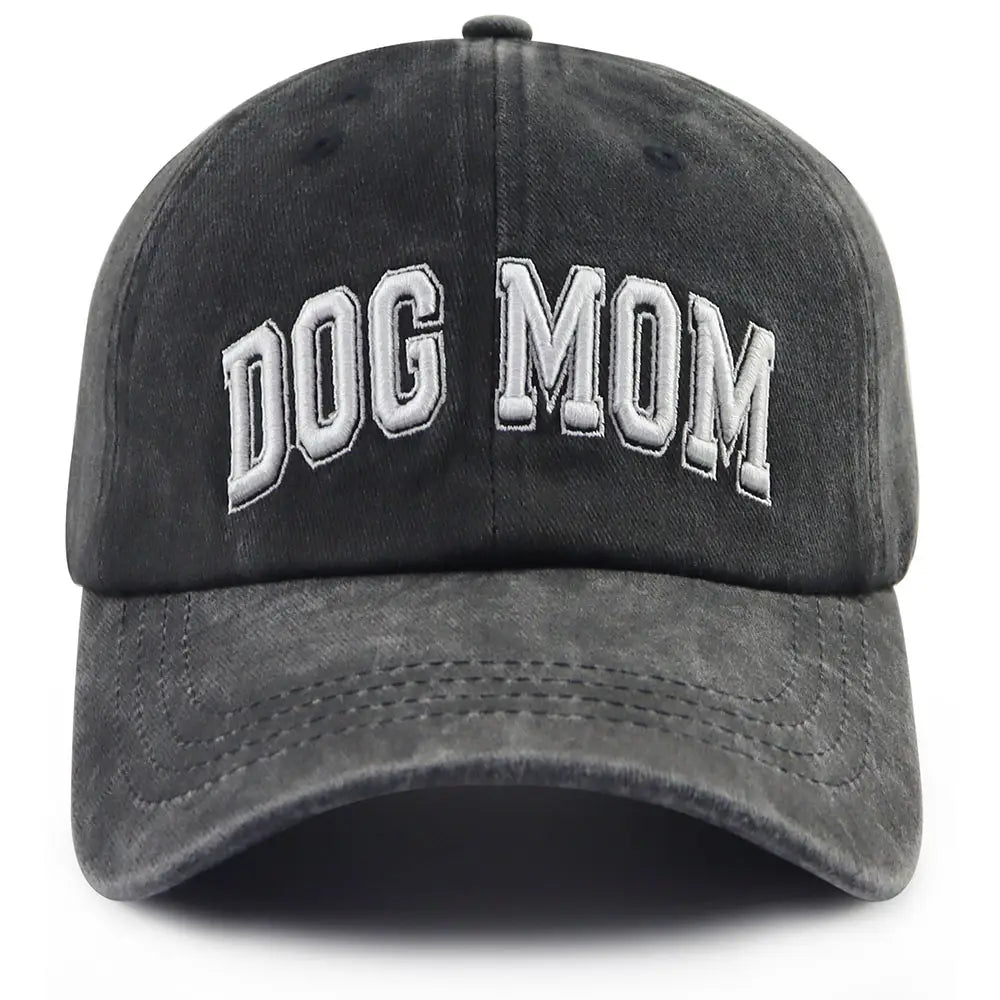 casquette de baseball en coton délavé gris foncé présentant « dog mom » brodé en blanc, avec un effet d’ombre subtil, et une sangle réglable.