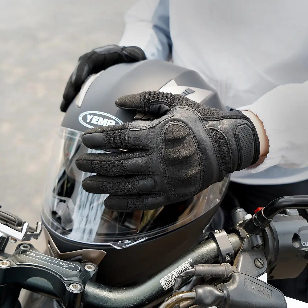 Face arrière du gant de moto tactique en cuir noir : panneaux en cuir renforcés, tissu en maille respirante, et logo yemr discret au dos de la main.