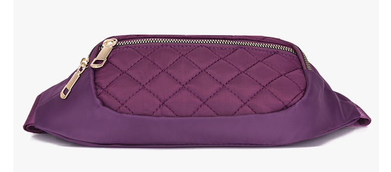Lila gesteppte Nylon-Gürteltasche mit goldfarbenen Reißverschlüssen, gestaltet als Crossbody-Zubehör für Damen und Sportaktivitäten.
