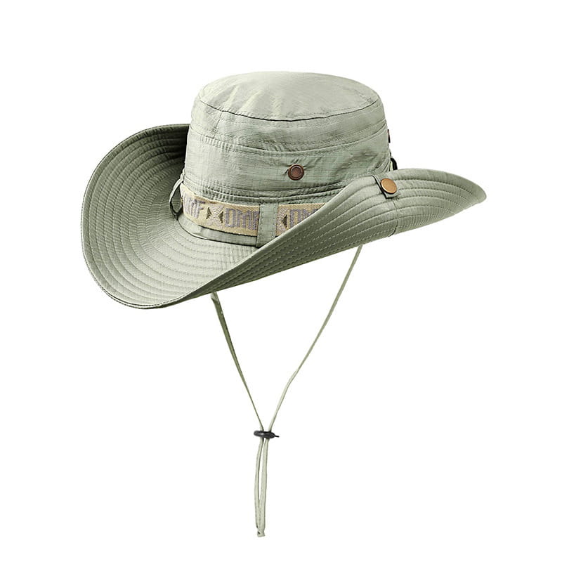 Chapeau bac utilitaire à large bord en tissu durable vert clair, offrant une protection contre les UV pour hommes, avec mentonnière réglable.