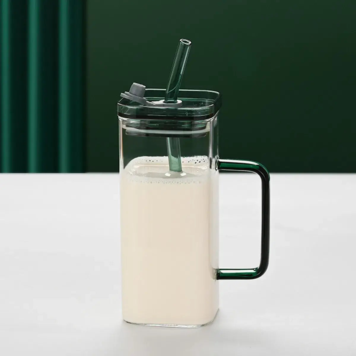 Tasse carrée en verre avec couvercle et paille de 12 oz, présentant un gobelet en verre transparent avec poignée et couvercle vert foncé, ainsi qu’une paille intégrée.