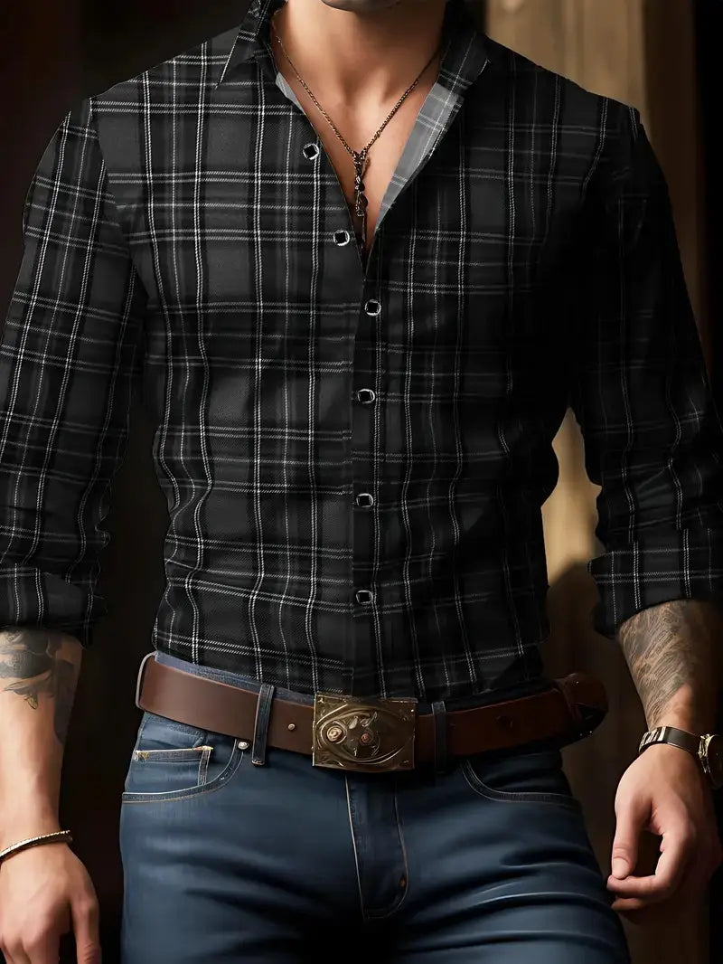 Herren-Hemd im Karolook mit langen Ärmeln im Freizeitstil in Schwarz-Weiß-Karo mit dezentem Schimmer, getragen über dunkle Jeans.