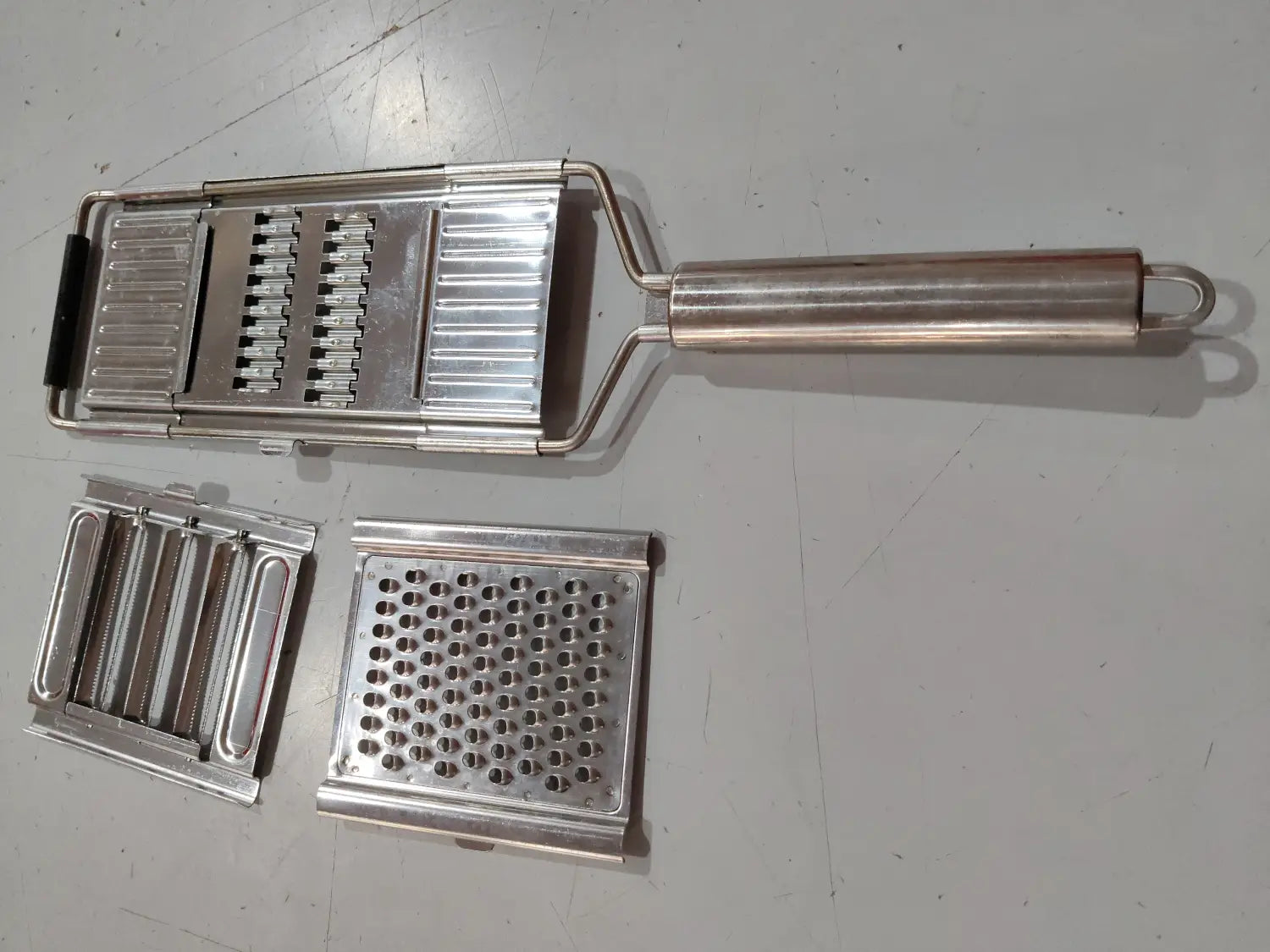 Juego de rallador y cortador multiusos de acero inoxidable con rallador de verduras de acero inoxidable y cuchillas intercambiables para una preparación versátil de alimentos.