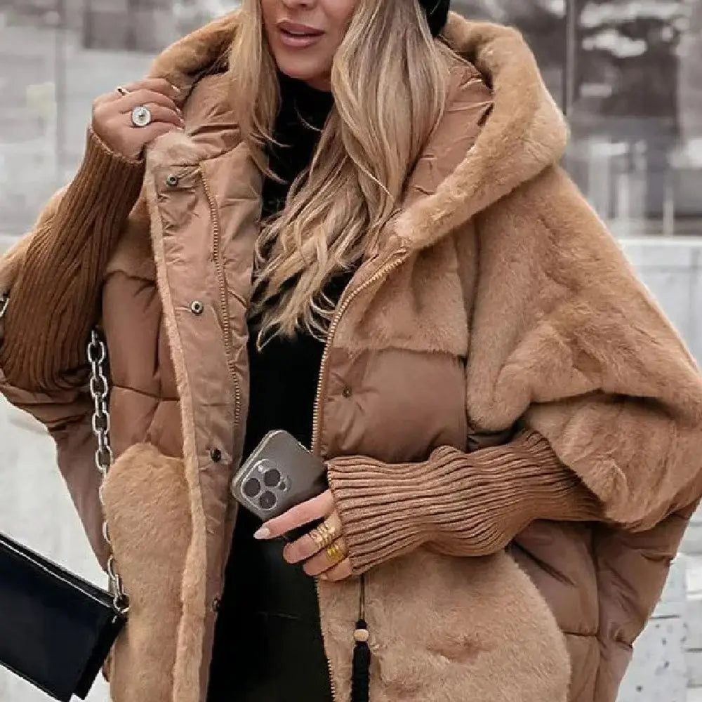 Hellbraune Pufferjacke mit Kapuze aus Kunstfell mit Steppnähten und warmem Innenfutter, ausgelegt für kaltes Wetter.