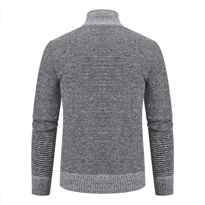 Cardigan pour homme en maille matelassée à col montant, en maille texturée grise, avec col roulé et poignets côtelés.