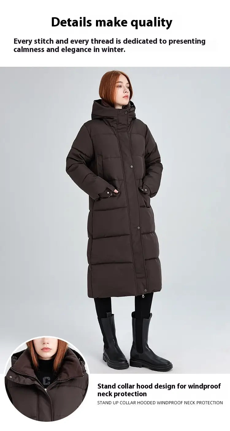 Manteau long matelassé à capuche pour femmes en brun foncé, avec un design matelassé et un col montant pour protéger la nuque du vent.