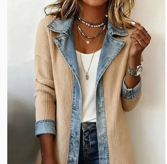 Beiger Rippstrick-Cardigan mit Jeanskragen und -manschetten, als Teil einer Kollektion aus Rippstrick-Denim-Patchworkmänteln
