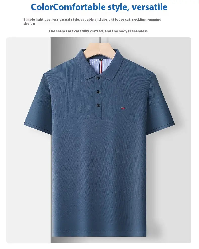 Herren-Poloshirt mit kurzem Ärmel als Casual-Sommeroberteil aus blauem, strukturiertem Stoff mit gestreiftem Innenkragen und kleinem Logo auf der Brust.