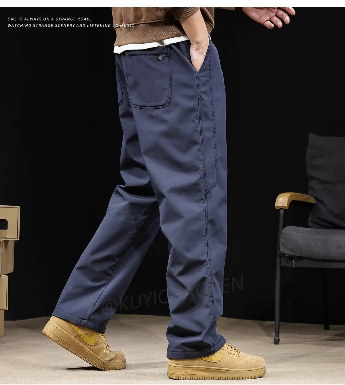 Herren-Cargohose im japanischen Retro-Stil mit weitem Bein in Dunkelblau, geradem Beinverlauf, sichtbaren Nähten und einer Vordertasche.