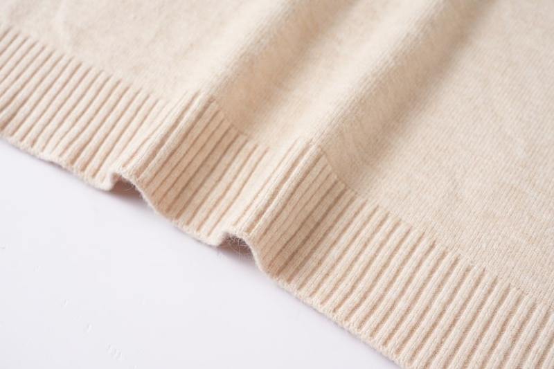 Ourlet côtelé en maille tricotée beige du pull en molleton pour homme, grande taille, demi-zip, mettant en valeur la texture du tricot et la couleur.