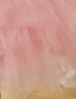 Jupe en tulle rose délicatement superposée, à la texture souple et fluide, pour une robe de cérémonie de fille d’honneur en tulle à motif floral à tutu.