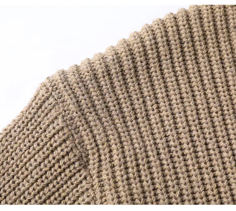 Herren-Halbrollkragenrippstrickpullover aus beigem Strick mit einem strukturierten, ineinandergreifenden Stichmuster.