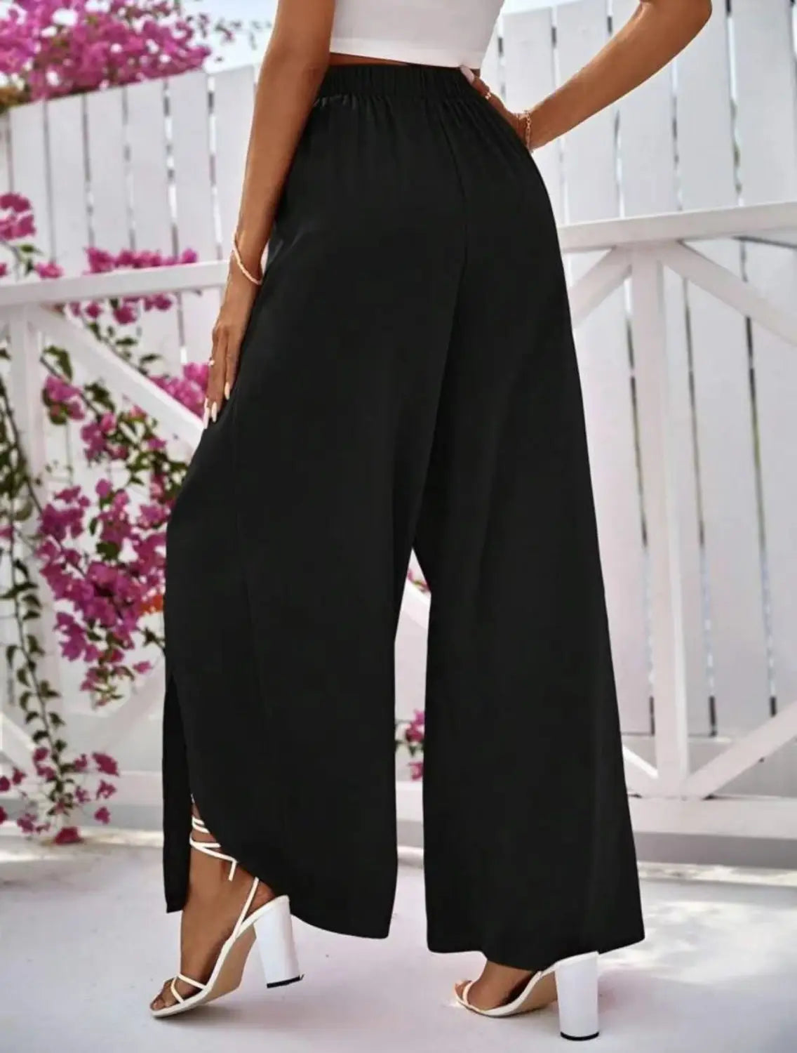 Schwarze hoch taillierte Hosen mit weitem Bein, mit seitlichem Schlitz und elastischem Bund, ideal für den Casual-Bereich.