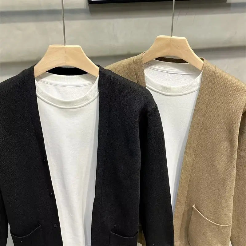 Herren-Strickcardigan in Schwarz und Beige mit schlichtem Knopfverschluss vorne sowie Fronttaschen aus weichem Strickmaterial.