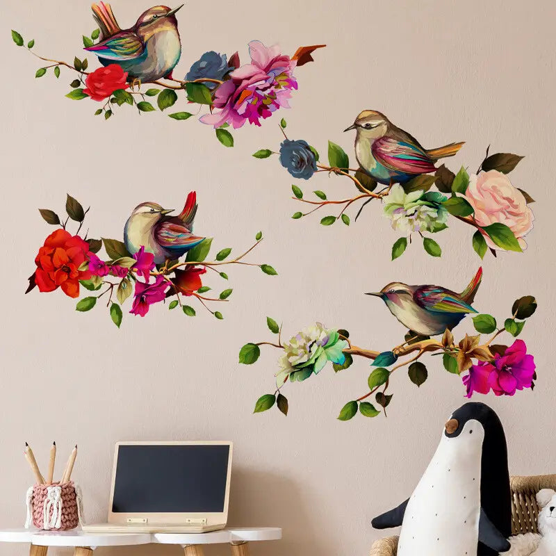 autocollant mural de fleurs et de pies, décalcomanie murale florale, présentant des autocollants muraux colorés d’oiseaux et de fleurs avec des nuances vives de rouge, rose, bleu et vert sur un arrière-plan beige clair.