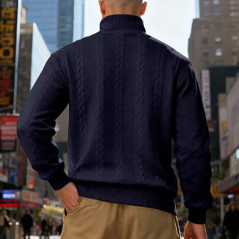 Pull-over col cheminée bleu marine en maille torsadée à demi-fermeture éclair, fabriqué dans un mélange de laine doux, conçu comme une veste de sweat-shirt en maille torsadée à demi-fermeture éclair pour homme, pour un usage casual.