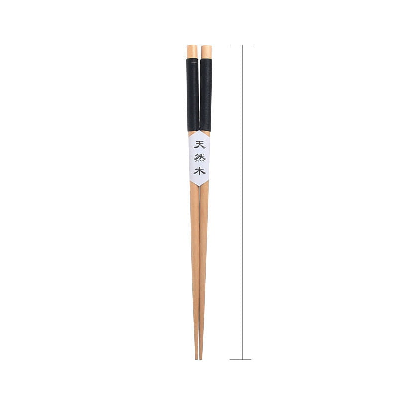 Baguettes en bois naturel avec des prises texturées noires et des extrémités beige clair, présentant une étiquette blanche gravée de caractères chinois.