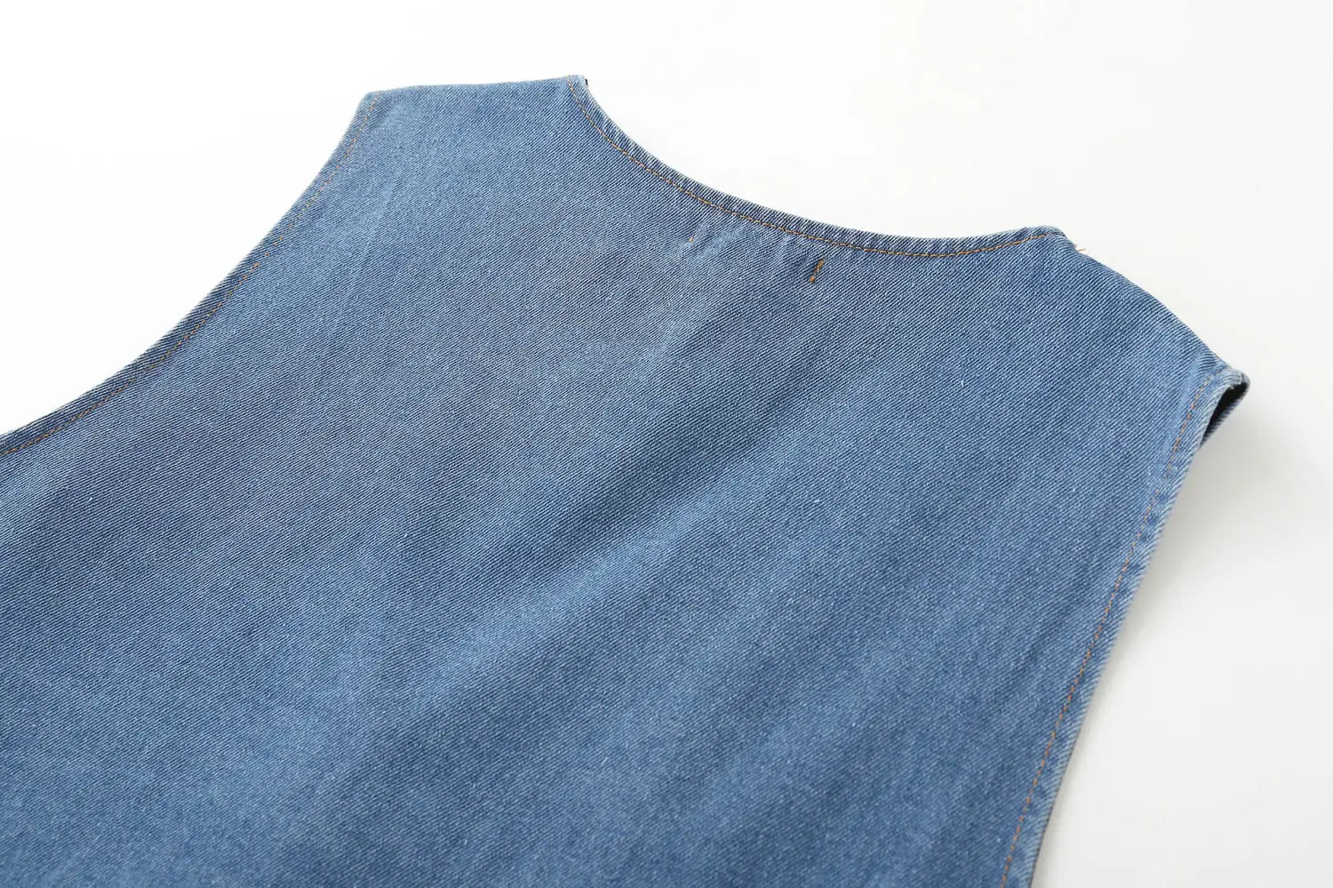 Blaues Jeans-Top ärmellos mit besticktem floralen Design, rundem Ausschnitt und sauber vernähten Kanten.