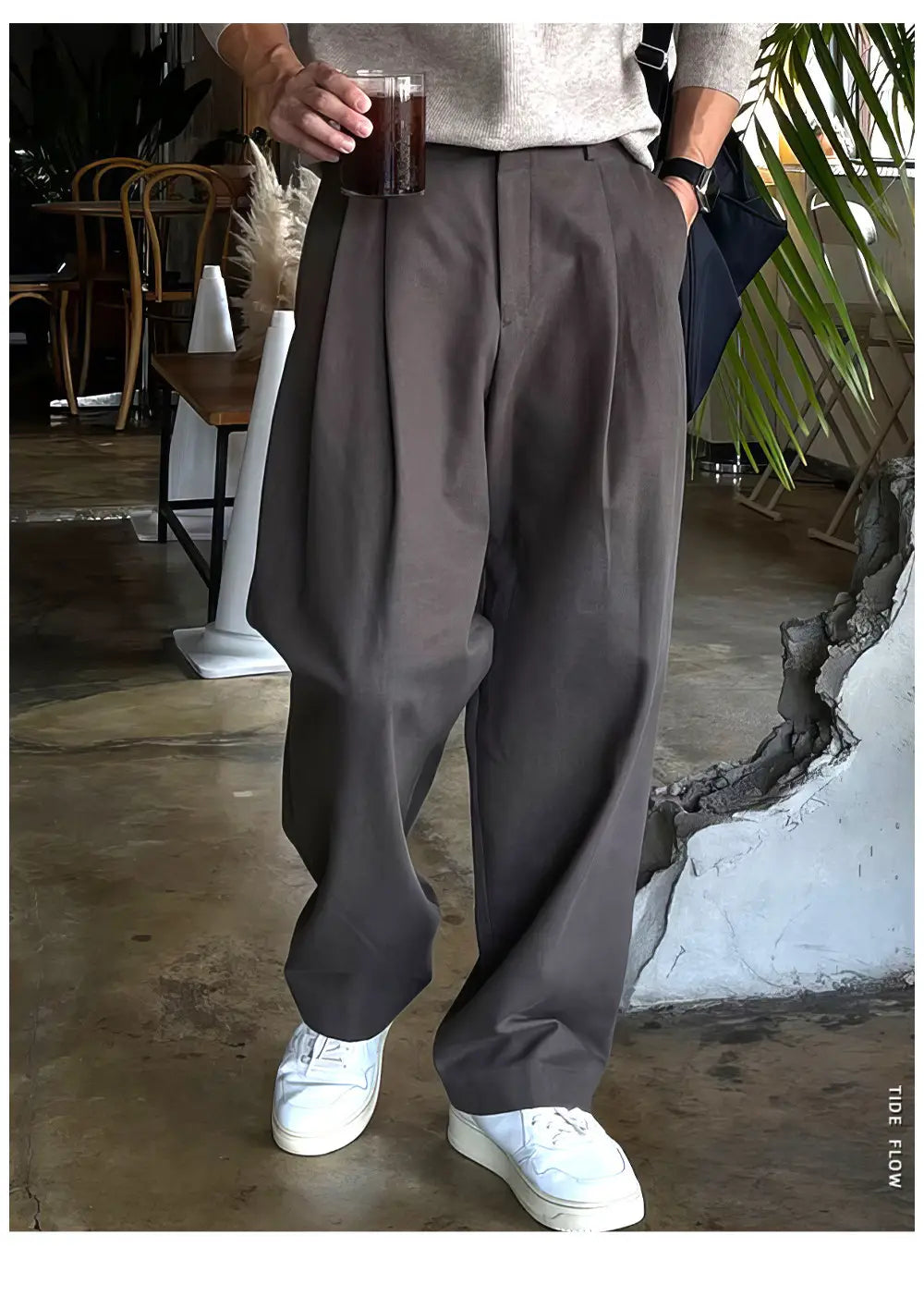 Pantalones de vestir anchos plisados color gris oscuro para hombre con ajuste relajado y confeccionados con una tela de alta calidad.