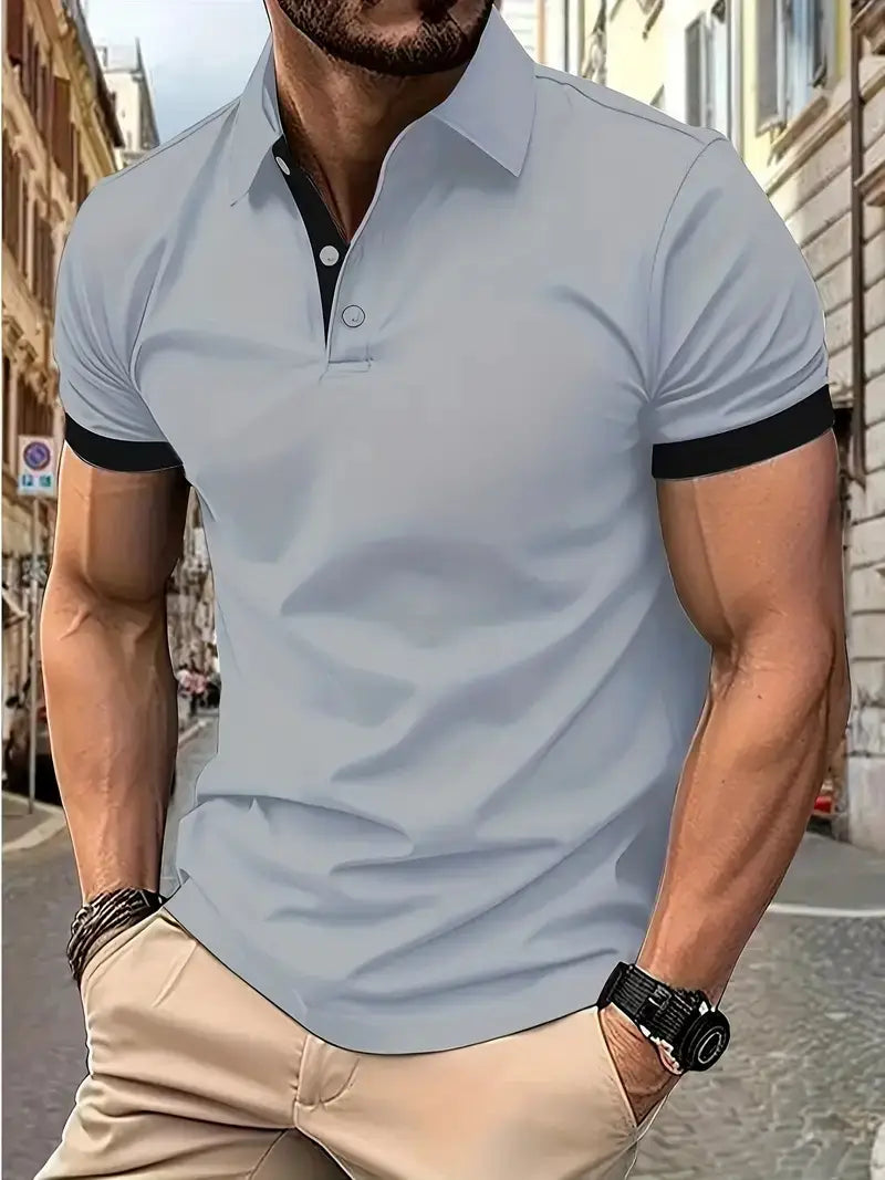 Hellblaues Kontrast-Herren-Poloshirt mit schwarzem Kragen und Ärmelmanschetten, aus weichem, atmungsaktivem Stoff, für den Freizeitgebrauch.