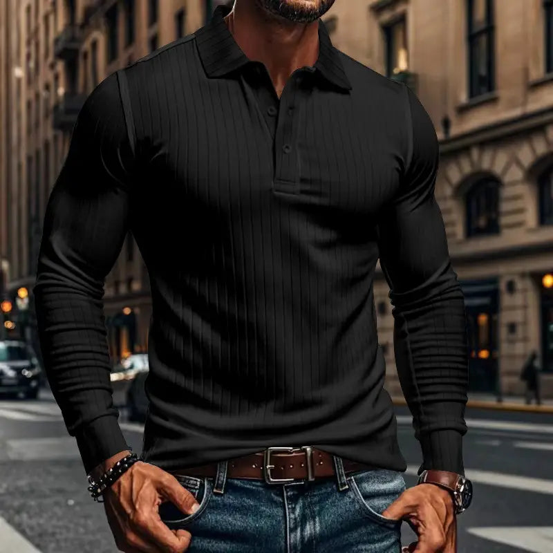Herren-Poloshirt mit geripptem Langarm in Schwarz mit klassischem Kragen und Knopfleiste aus geripptem Material.