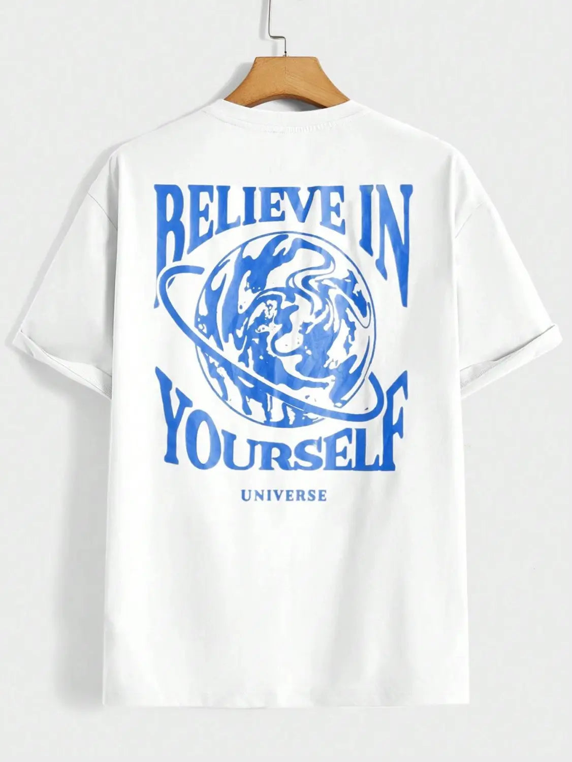 Weißes Baumwoll-Herren-T-Shirt mit auffälligem blauem Believe-in-Yourself-Graphic mit stilisiertem Globus und dem Wort Universe darunter.
