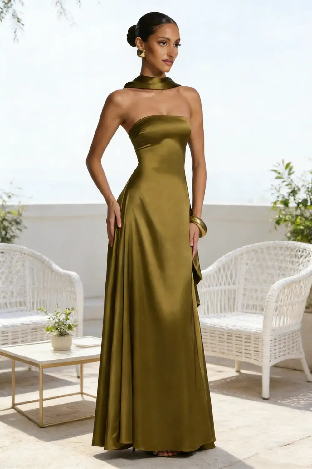 Un elegante vestido de noche sin tirantes de satén verde oliva con escote alto drapeado y silueta fluida.