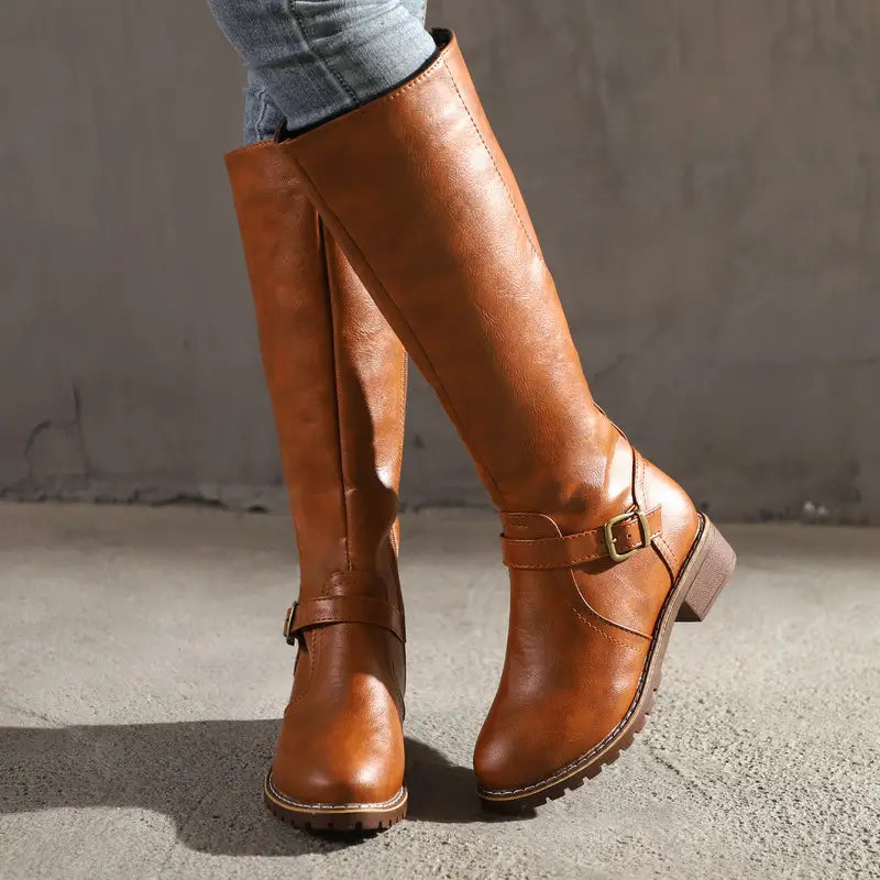 Bottes hautes en cuir beige pour femme, bottes de chevalier chaudes, avec sangle à boucle et talon massif, affichées depuis le côté arrière.