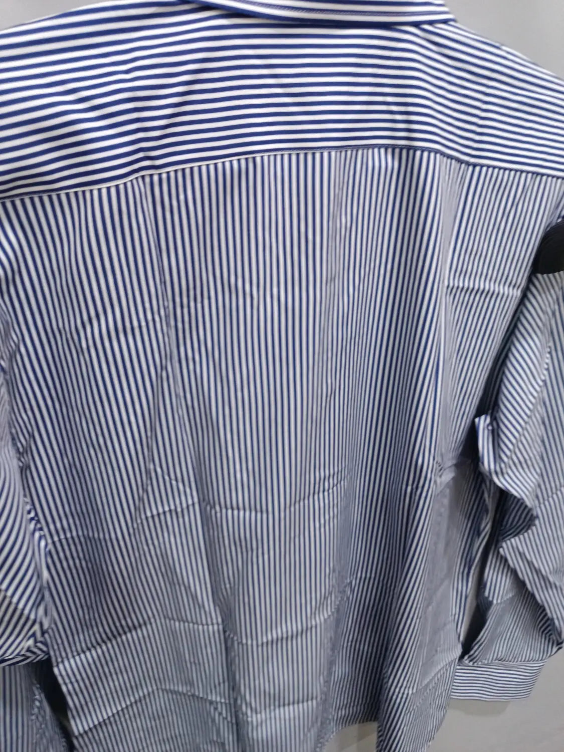 Herren Stretch-Langarm-Kleidhemd mit blau-weißen vertikalen Streifen und klassischem Kragen.