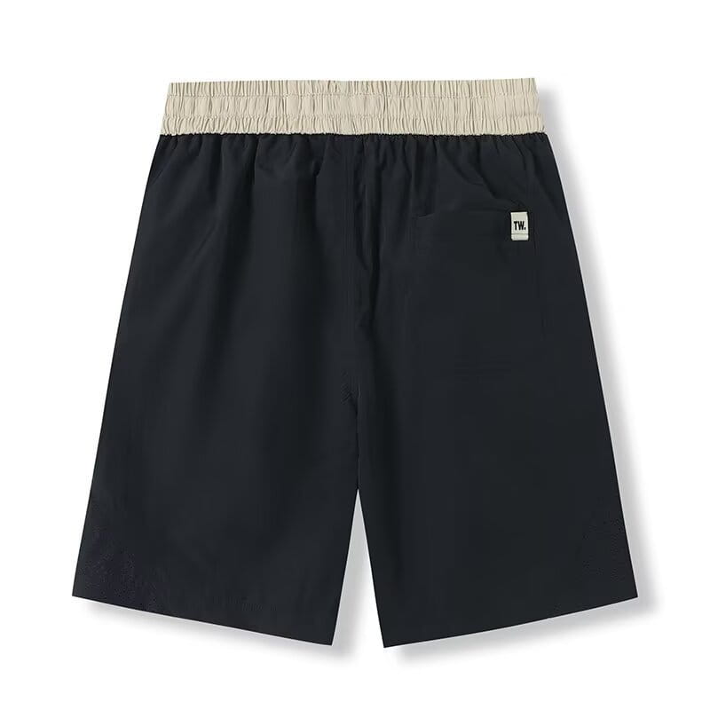 shorts en nylon décontractés pour hommes, coupe droite, en noir : une ceinture élastique beige et un petit écusson de logo blanc sur la poche arrière, visible depuis l’arrière.