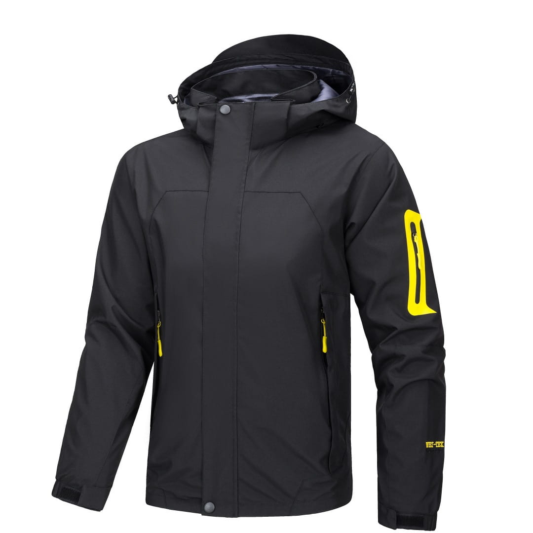 Veste de plein air imperméable à capuche noire pour hommes et femmes, avec des tirettes de fermeture éclair jaune vif et un écusson logo jaune audacieux sur la manche.