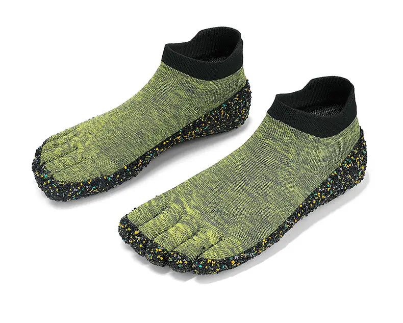 Chaussures de natation et de randonnée à cinq doigts sans chaussures dotées de chaussettes de course à cinq doigts vertes et noires, avec une semelle en caoutchouc à motifs irréguliers texturés.