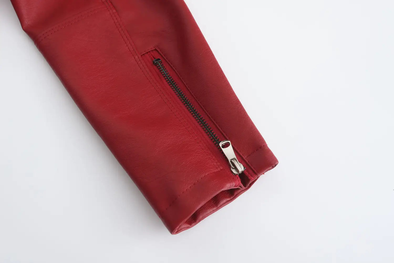 Manche de veste motard en faux cuir rouge avec détail de fermeture éclair et col montant visible