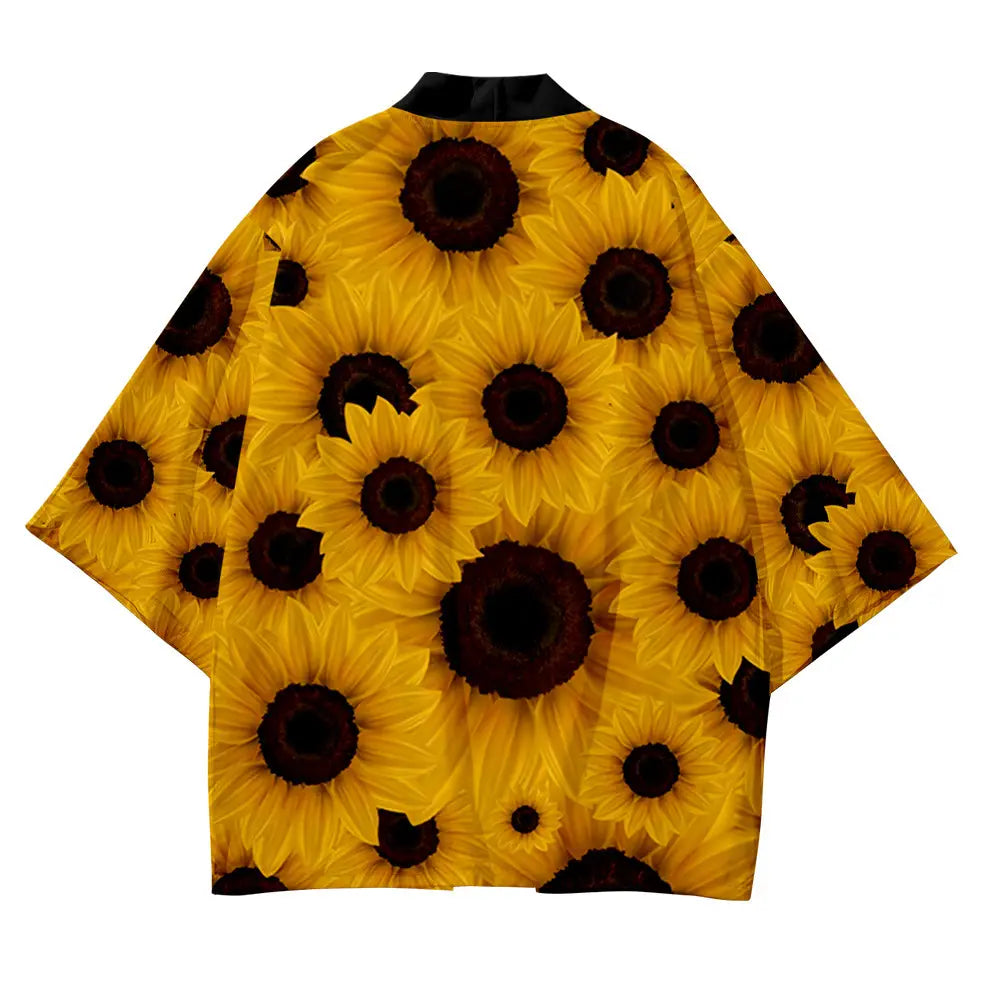 Eine kräftige gelbe Kimonojacke mit Sunflower-Muster für Herren mit markanten schwarzen Partien und einem kontrastierenden schwarzen Kragen im lockeren Design.