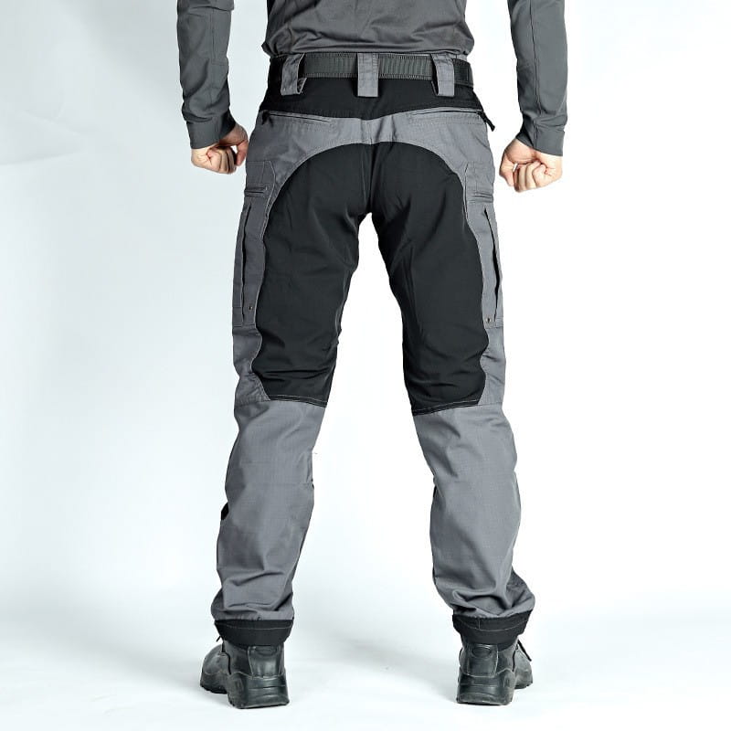 Pantalons tactiques P40 pour hommes, pantalons militaires multi-poches, en gris et noir, avec panneaux de genoux renforcés et plusieurs poches cargo pour une durabilité et un rangement améliorés.