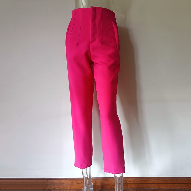 Pantalon taille haute à plis plats et jambes droites fuchsia vif, avec une coupe soignée et un tissu léger adapté à un usage habillé comme décontracté.