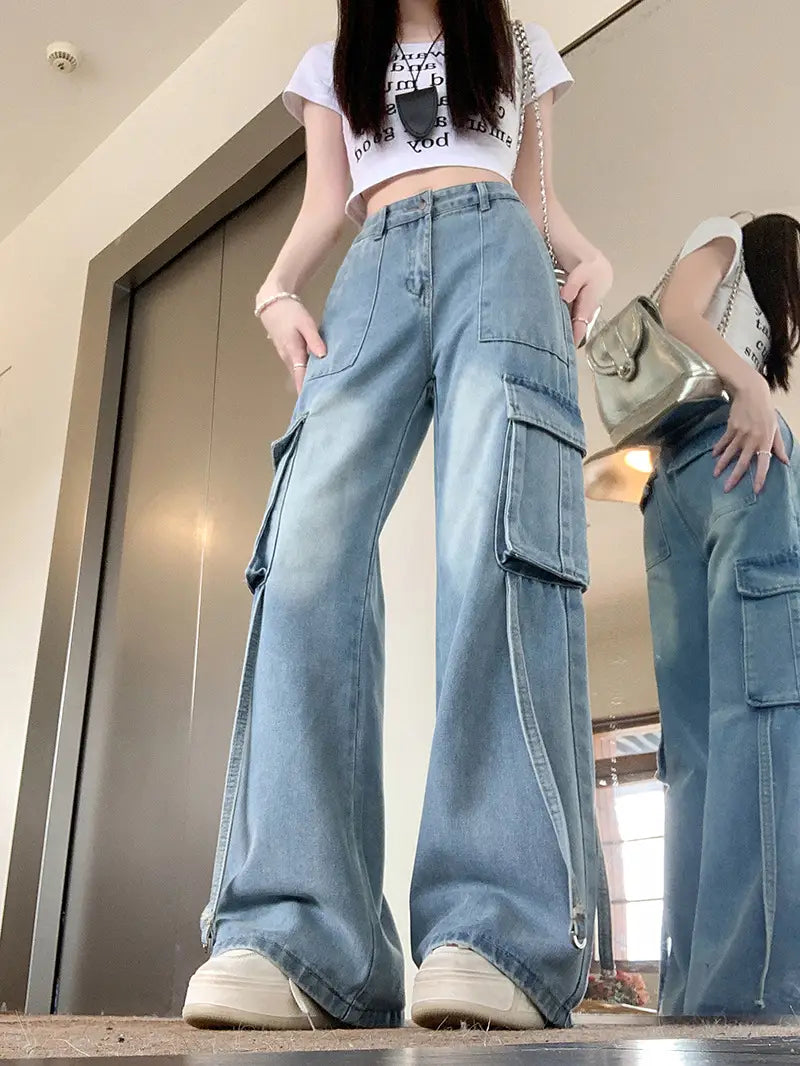Jeans-Cargohose mit weitem Bein in hellem Wasch mit hellem Denim-Stoff, weitem Bein und mehreren großen Cargotaschen.
