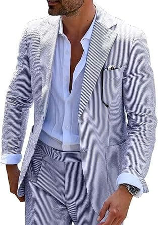 Traje de dos piezas ajustado tipo slim fit para hombre con rayas, con chaqueta de rayas verticales azul claro y blanca y un tejido con textura sutil.