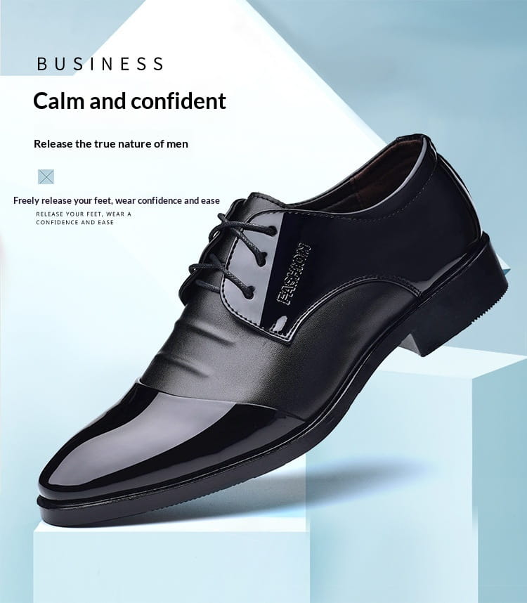 Herrenschuh Oxford aus schwarzem Lackleder mit glanzvoller Oberfläche und dezenten Ziernähte-Details, mit spitzer Kappe im britischen Stil.