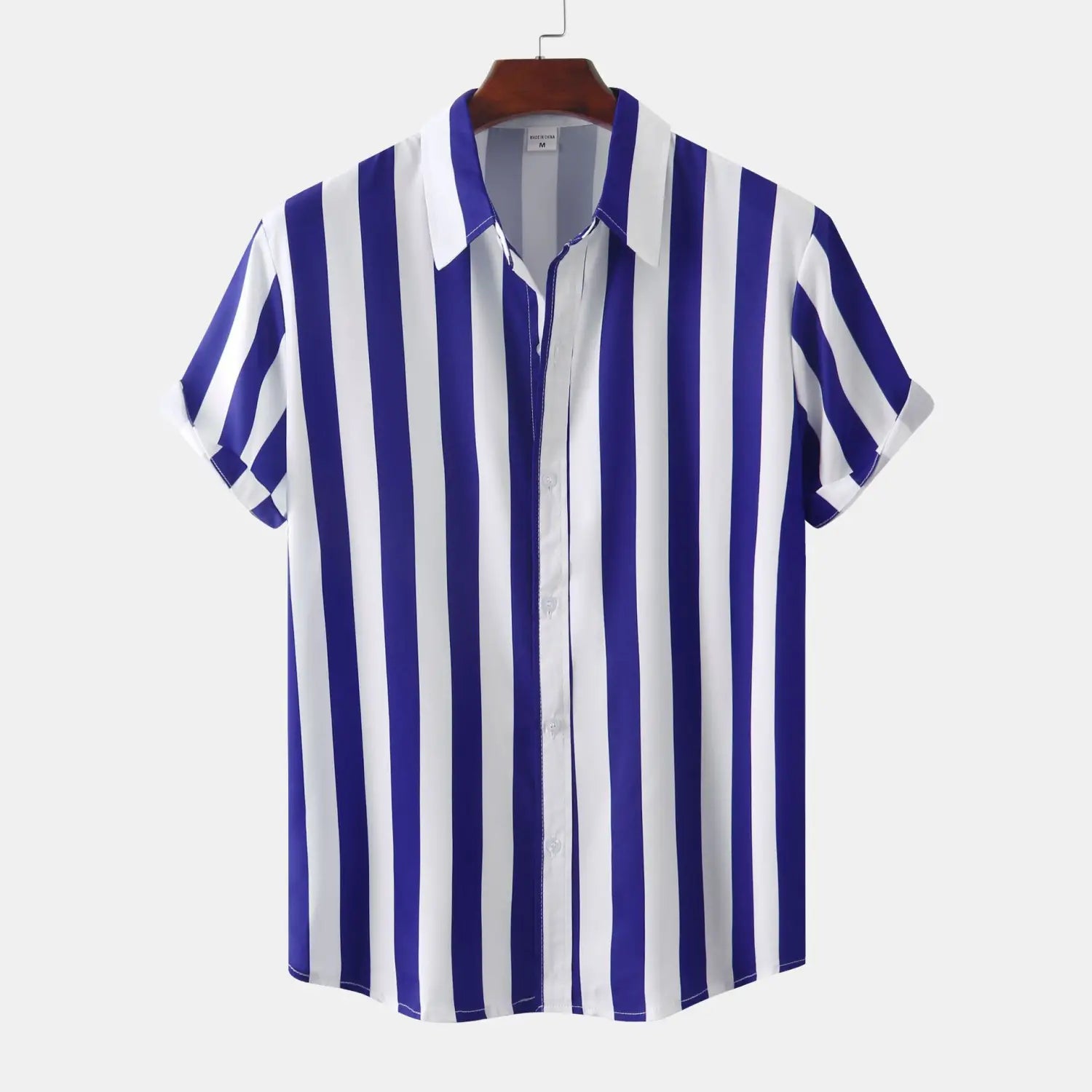 Une chemise pour homme à rayures, à manches courtes, boutonnée sur le devant, aux rayures verticales bleu royal et blanc marquées, dotée d’un col net et d’un ourlet cousu avec soin.