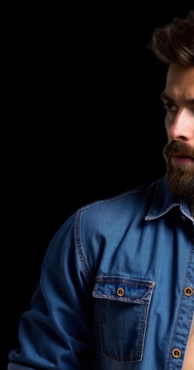 Herren-Denimhemd mit Knöpfen in Übergröße in Blau mit braunen Knopfdetails, hergestellt aus strapazierfähigem Denim-Material.
