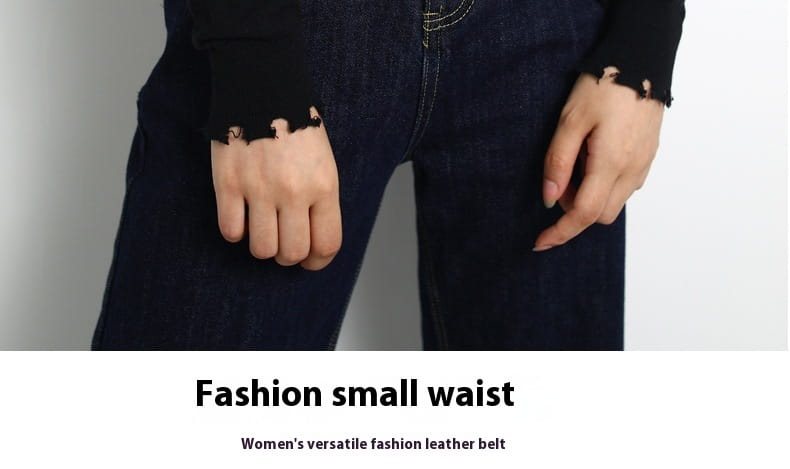 Jeans de mezclilla azul oscuro con bajos deshilachados y desgastados, combinados con un cinturón reversible de cuero genuino para mujer.