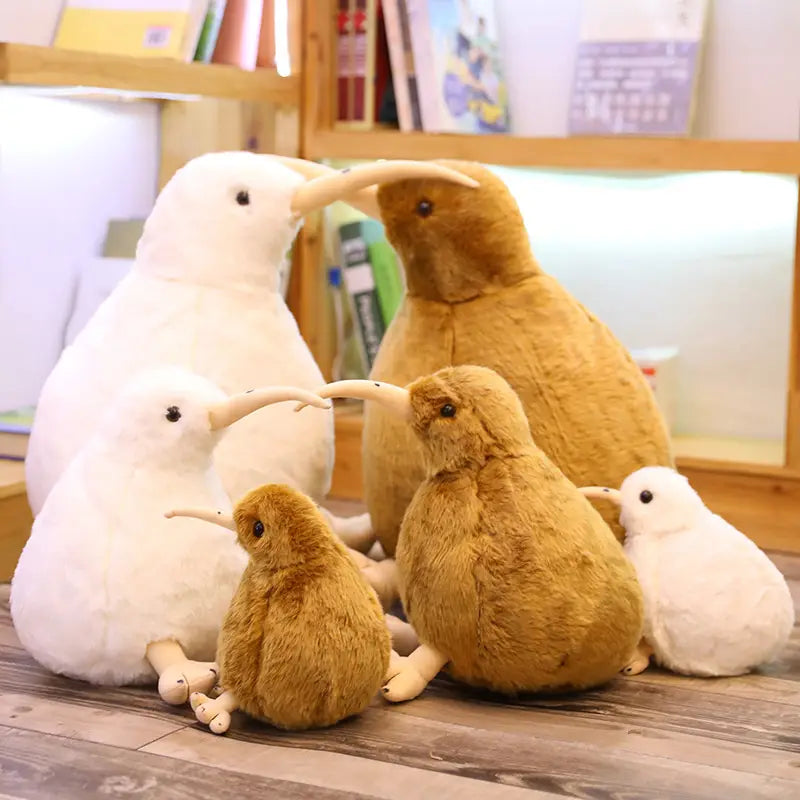 柔らかな白と茶色の毛並みで、長いくちばしを備えた、ふわふわのぬいぐるみ素材のキーリング。キウイバードのぬいぐるみキーチェーン。