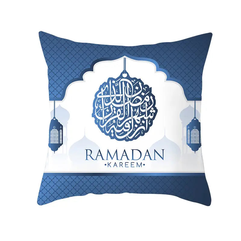 Funda de cojín de Ramadán Kareem azul y oro para linterna Eid, que incluye un cojín decorativo azul y blanco con caligrafía árabe intrincada, linternas colgantes y motivos de arcos de mezquita.