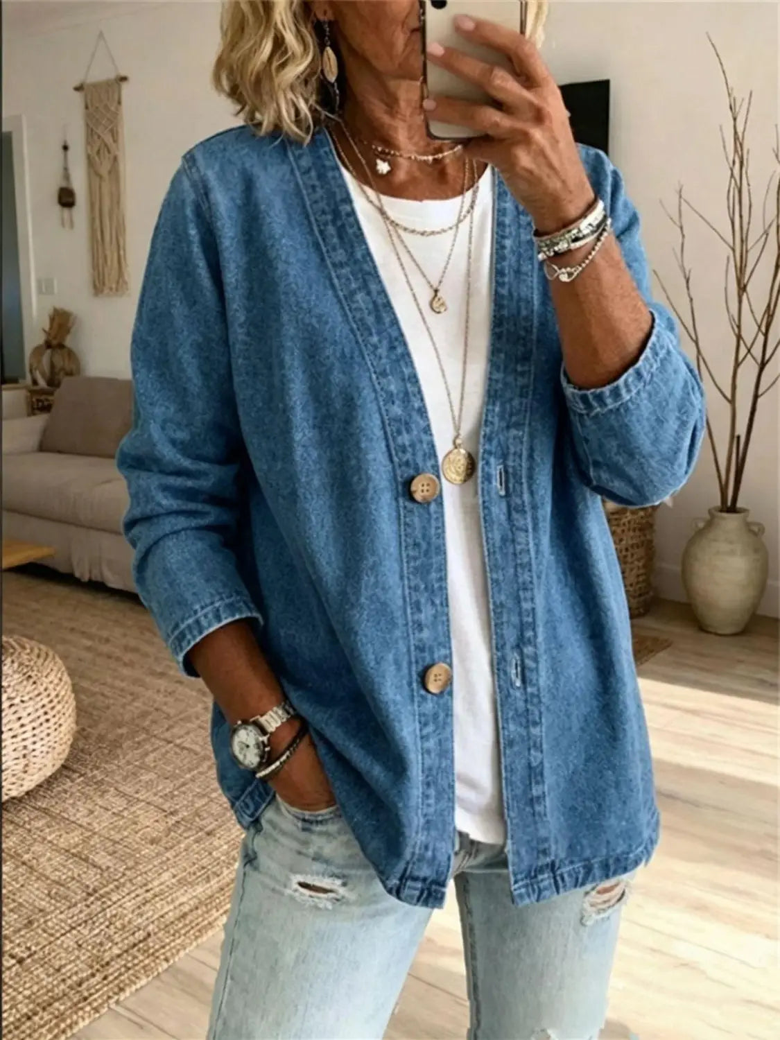 Chaqueta tipo cárdigan de mezclilla azul para mujer con cuello en V abotonado, con botones de madera y mangas remangadas, elaborada con tejido de mezclilla.